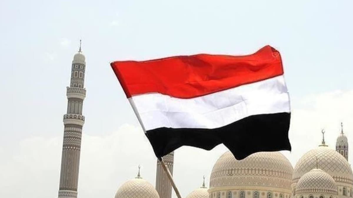 Yemen'de Gney Gei Konseyi yanllar Sokotra Valisi'nin ofisinde BAE bayra at