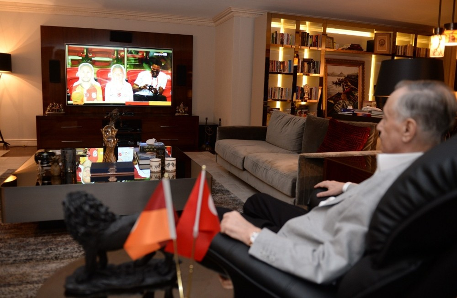 Galatasaray Ba�kan� Cengiz, Gaziantep FK ma��n� evinden takip etti
