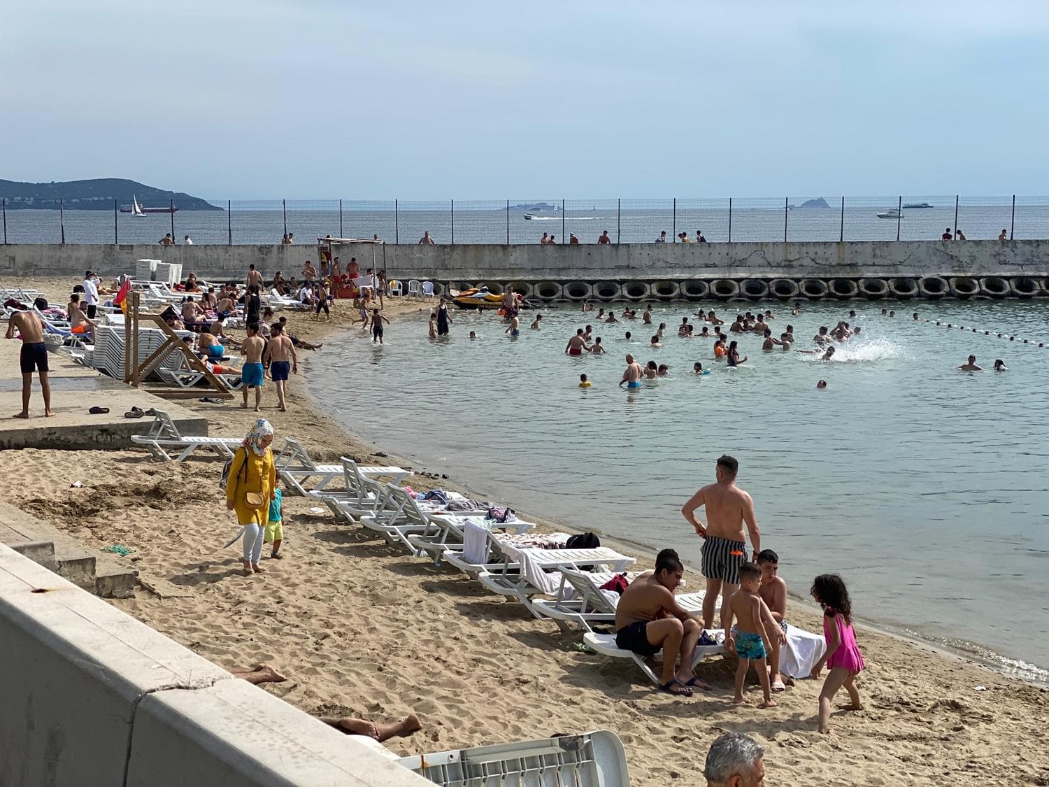 Caddebostan Sahili'nde yo�unluk, �o�unluk maske takm�yor