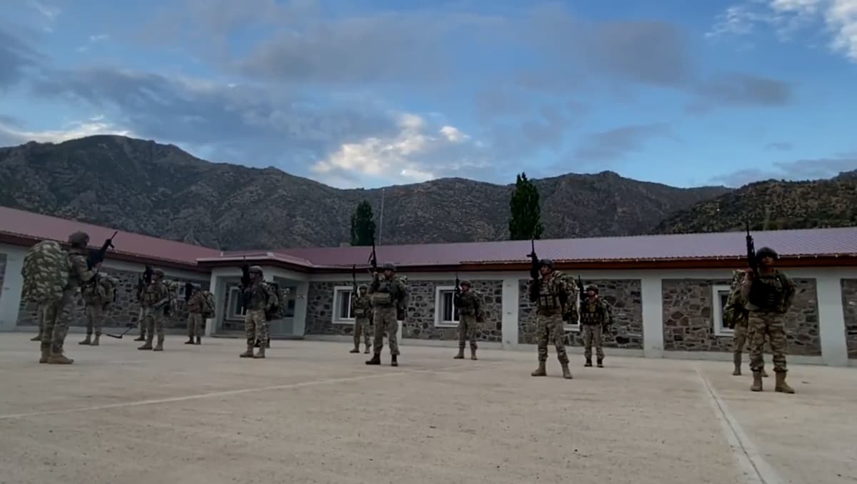 Komandolar�m�z 40 kiloluk �antalarla operasyon i�in s�n�r �tesine ge�ti