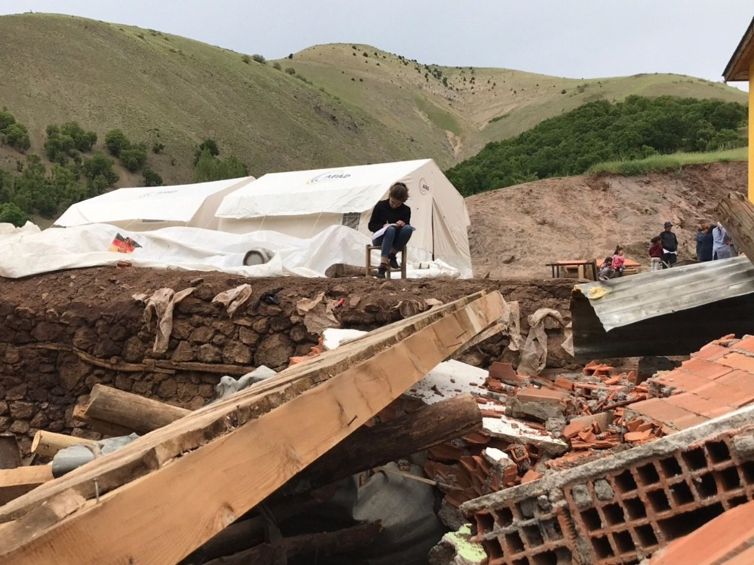 Depremden saniyelerle kurtuldu... �ad�rda �niversite s�nav�na haz�rlan�yor