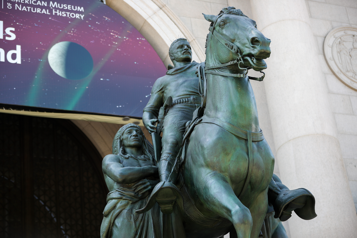 Eski ABD Ba�kan� Roosevelt'in New York Do�a Tarihi M�zesinin �n�ndeki heykeli kald�r�l�yor