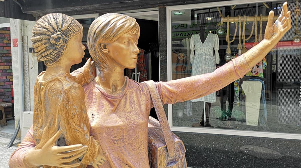 Selfie yapan kadn heykelinin elindeki telefon alnd