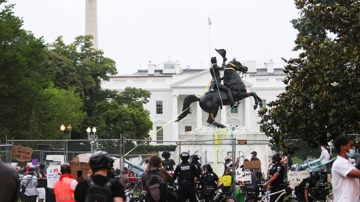 Beyaz Saray'n nndeki Andrew Jackson heykeli gstericiler tarafndan yklmak istendi 