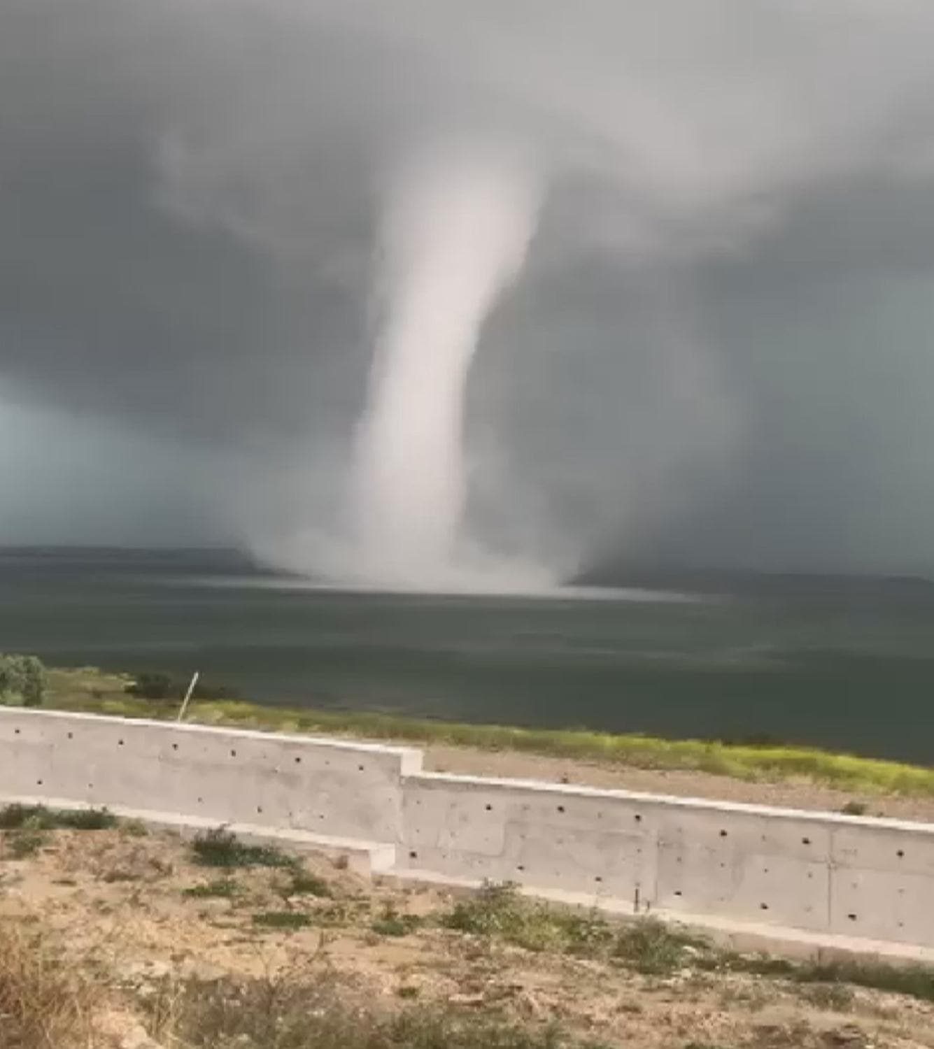 �stanbul'da beklenen ya�mur ba�lad�: Hortum olu�tu