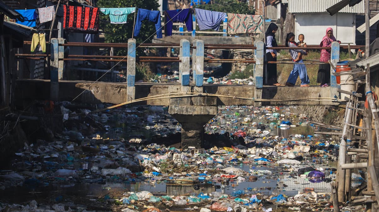 Endonezya'n�n Pasuruan �ehrinde nehir ��plerle doldu