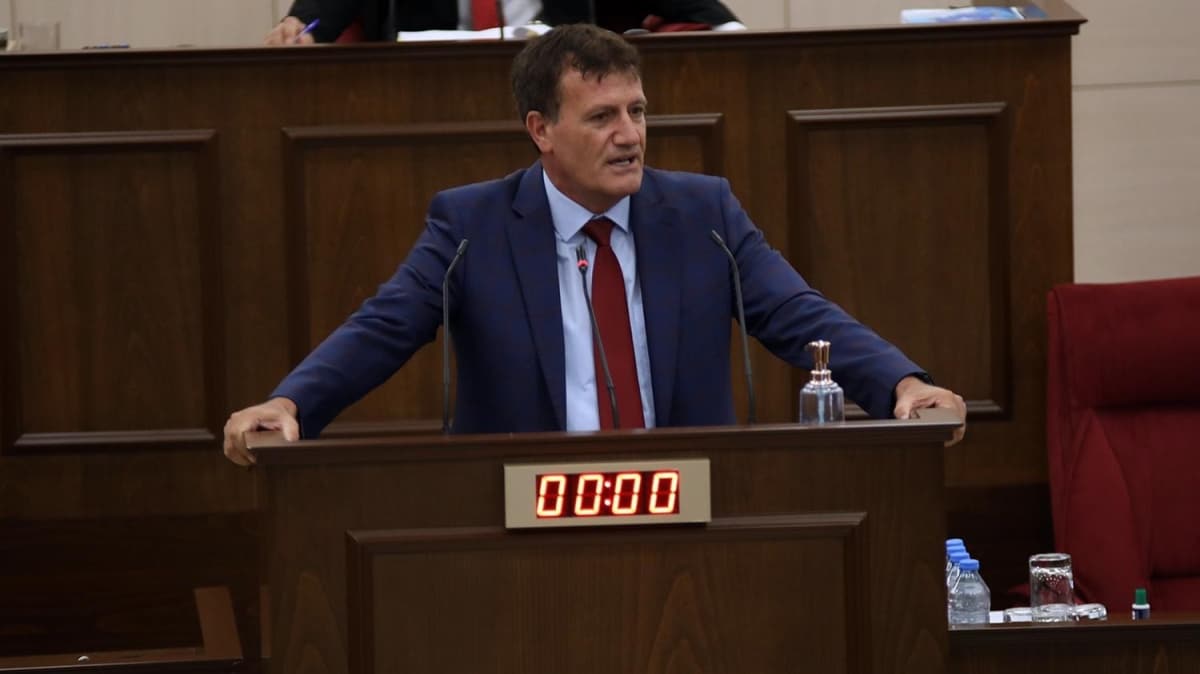 KKTC Cumhuriyet Meclisi'nde sert tartma