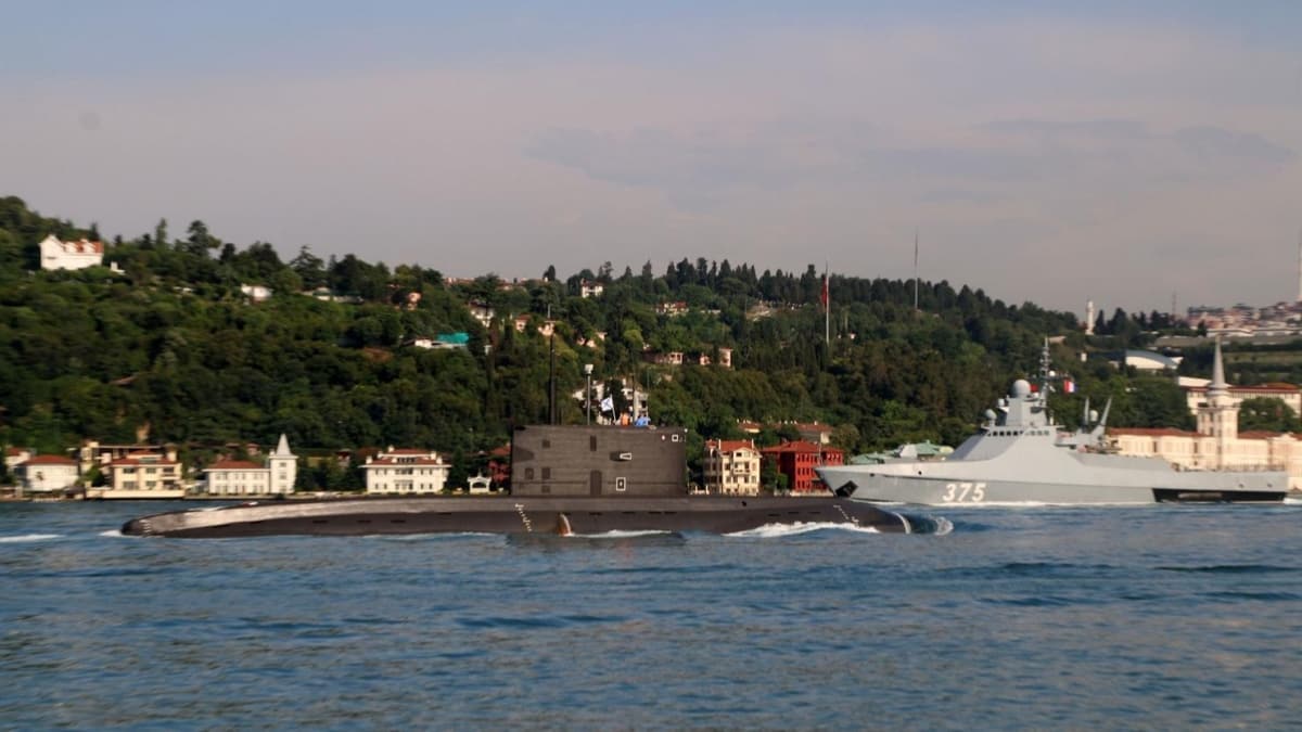 Rus denizalt ile sava gemisi Boaz'da karlat