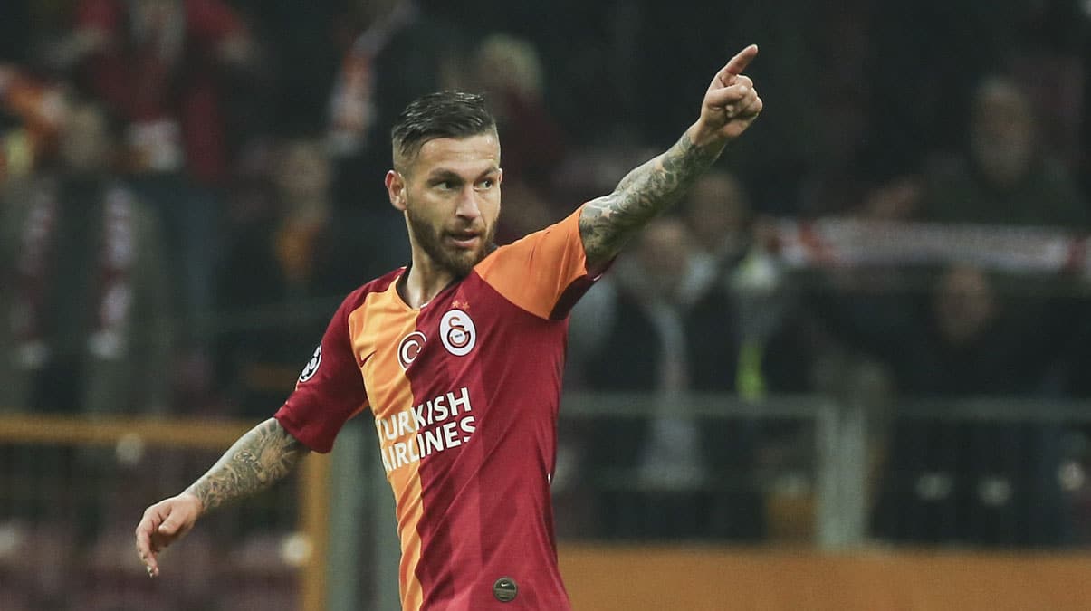 Galatasarayl� futbolcu Adem B�y�k'e verilen 3 ma� men cezas�n� 2 ma�a indirildi
