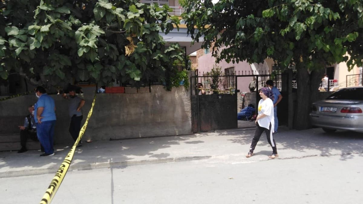 Tfekle poz verip, fotoraf ektirirken kendisini vurdu 