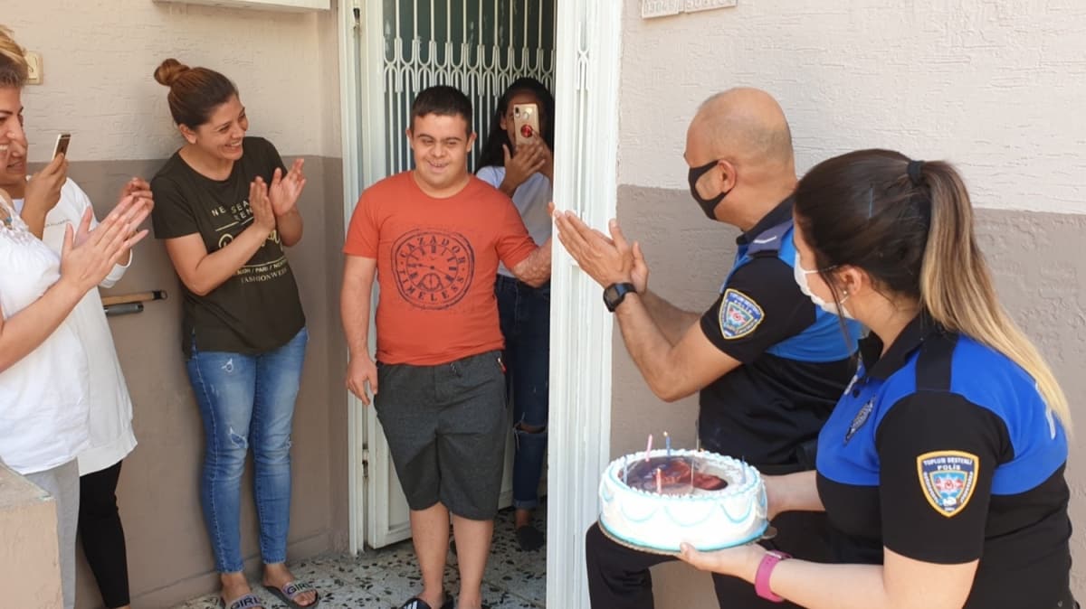 Adana'da polisten down sendromlu kiiye srpriz doum gn kutlamas 
