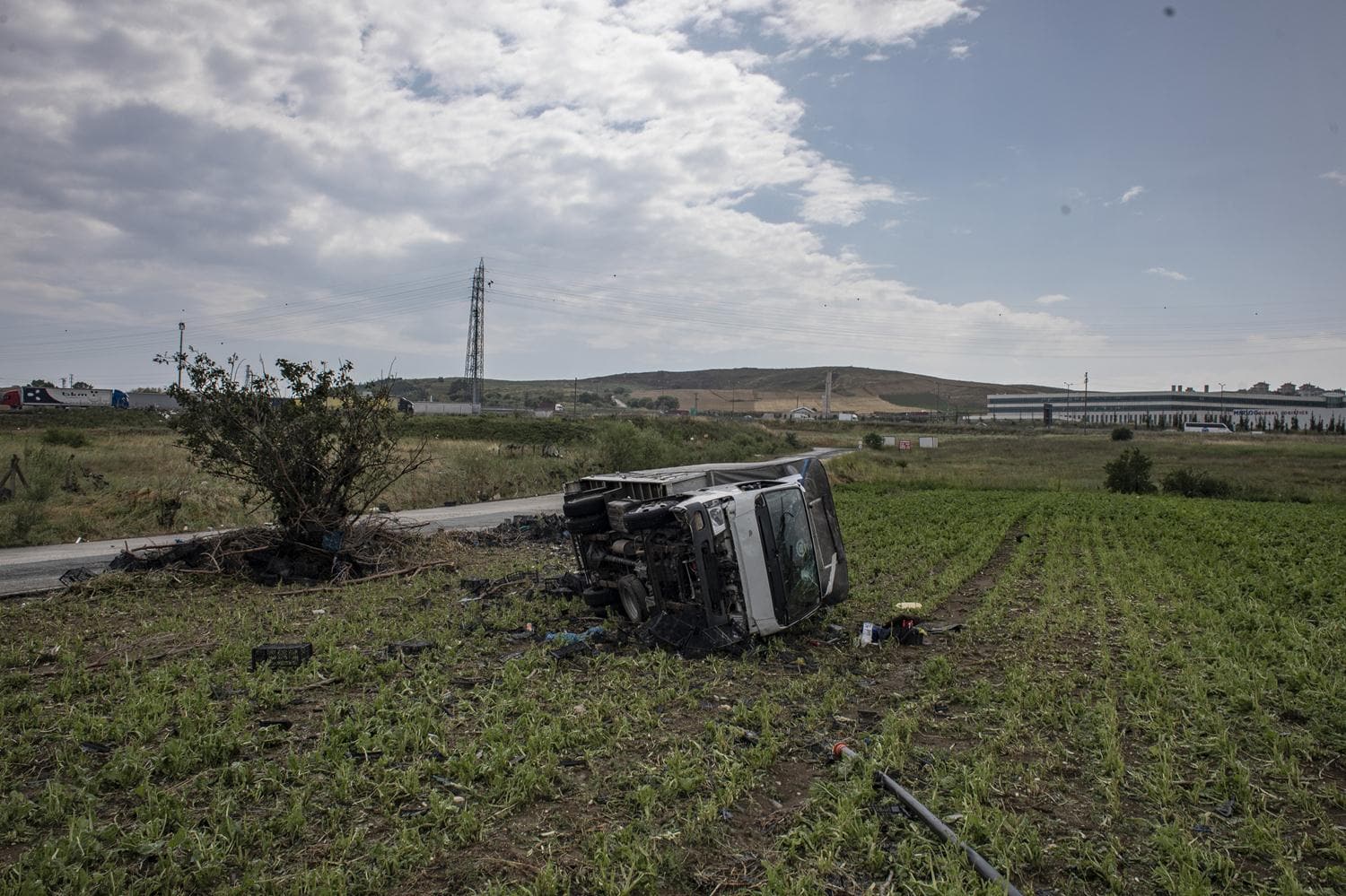 �atalca'da hortum seralar� da vurdu, kamyoneti devirdi