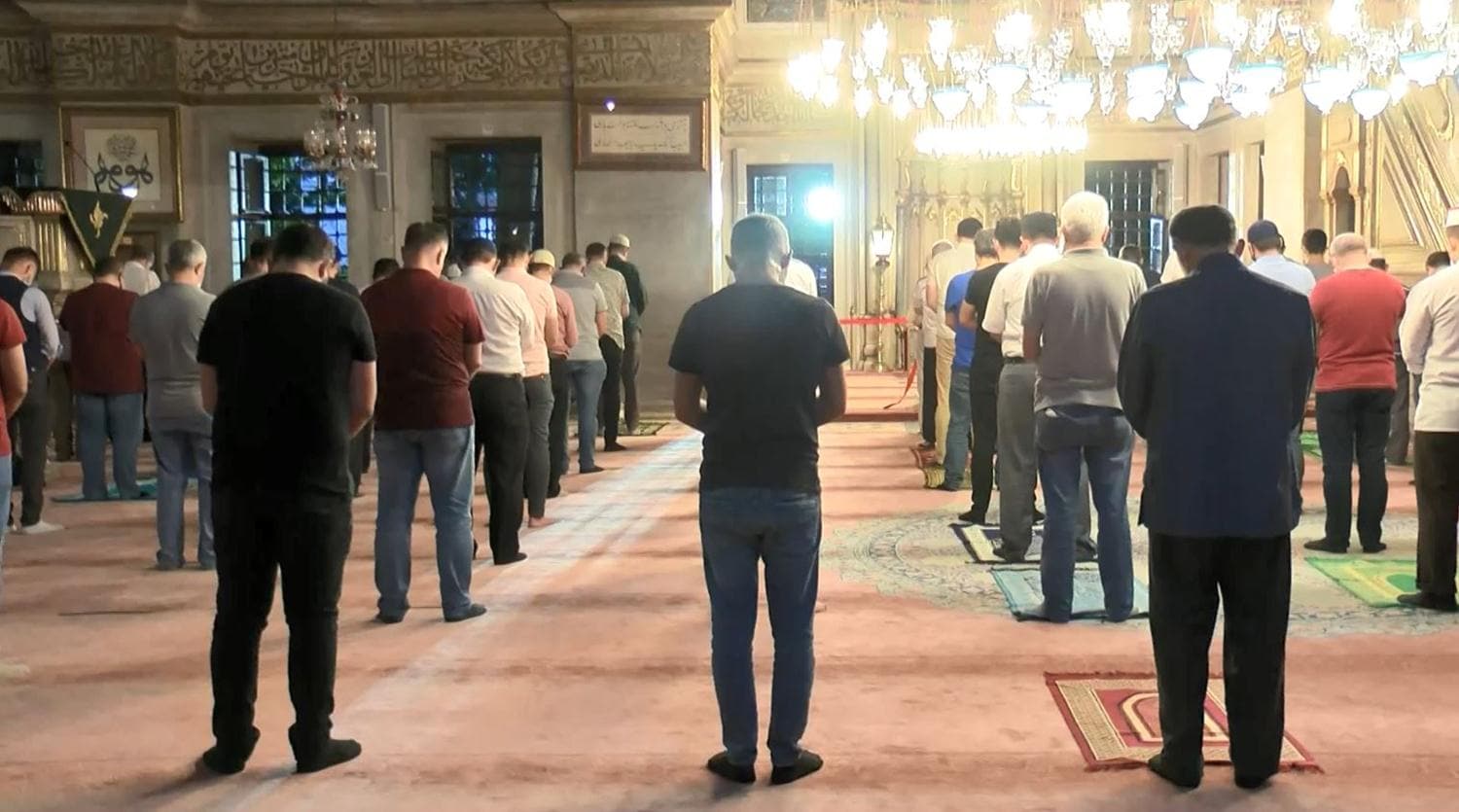 Ey�p Sultan Camii'nde cemaatle birlikte ilk ak�am namaz� k�l�nd�