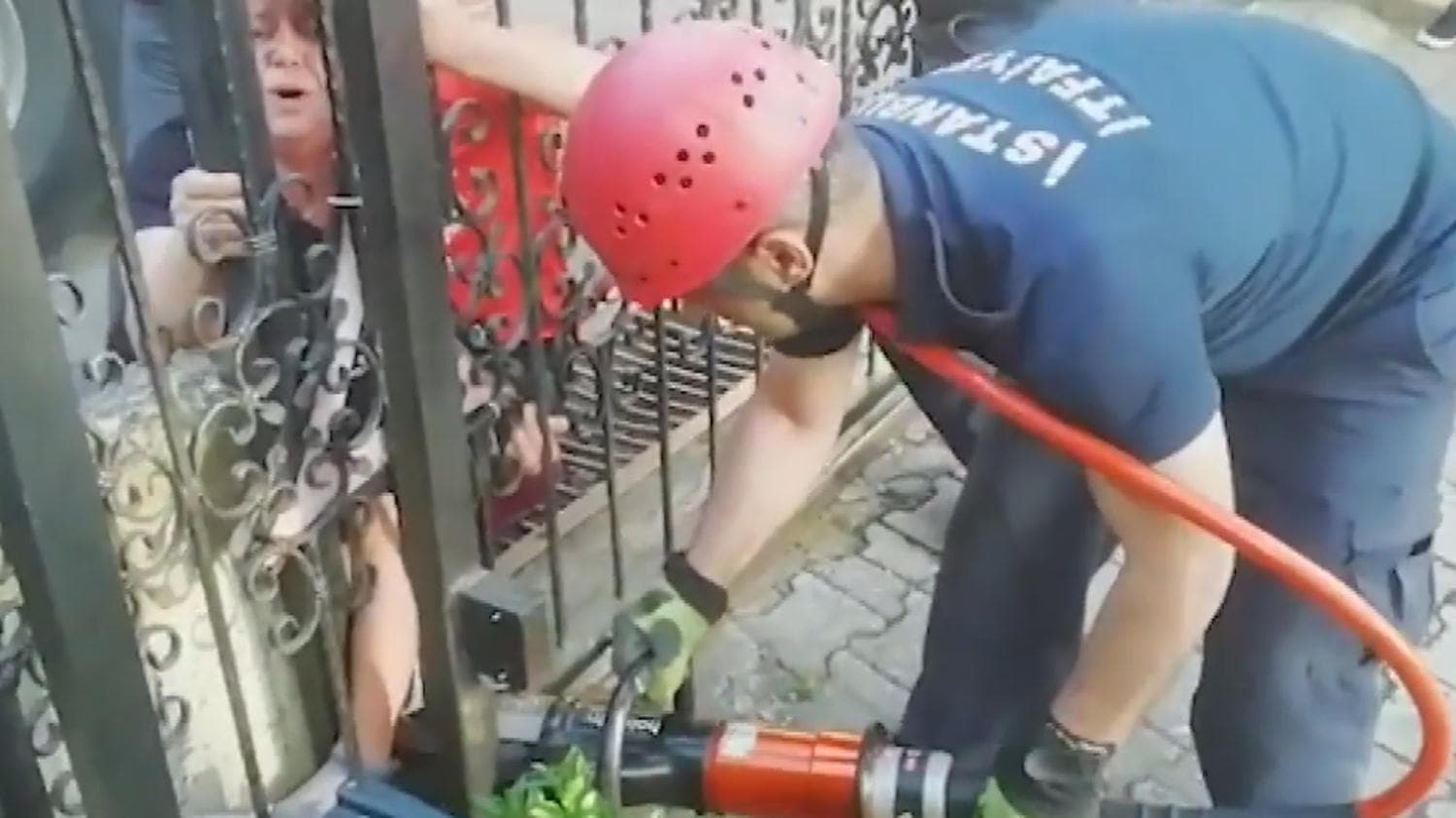 Kartal'da aya�� bah�e kap�s�n�n demirlerine s�k��an �ocu�u itfaiye kurtard�