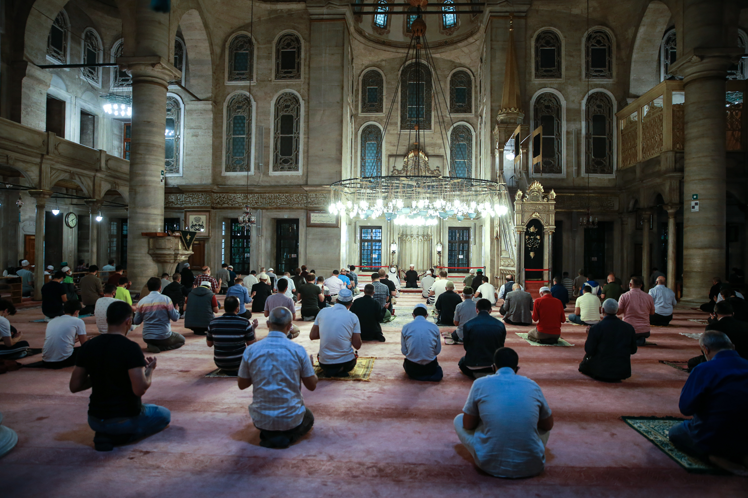 K�s�tlaman�n kald�r�lmas�n�n ard�ndan, sabah namaz� camilerde cemaatle eda edildi...