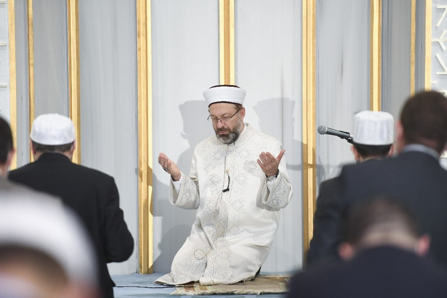 Diyanet ��leri Ba�kan� Erba�, Ahmet Hamdi Akseki Camisi'nde sabah namaz� k�ld�rd�