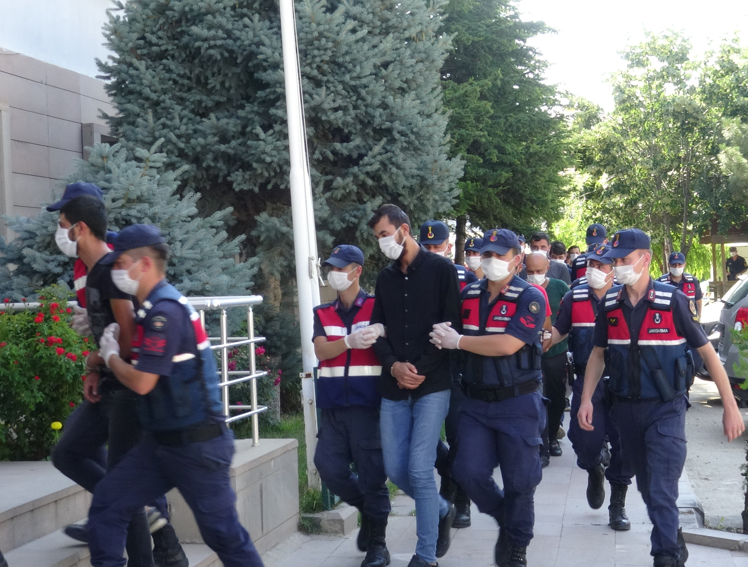 Afyonkarahisar'da uyu�turucu operasyonununda yakalanan 15 zanl� tutukland�