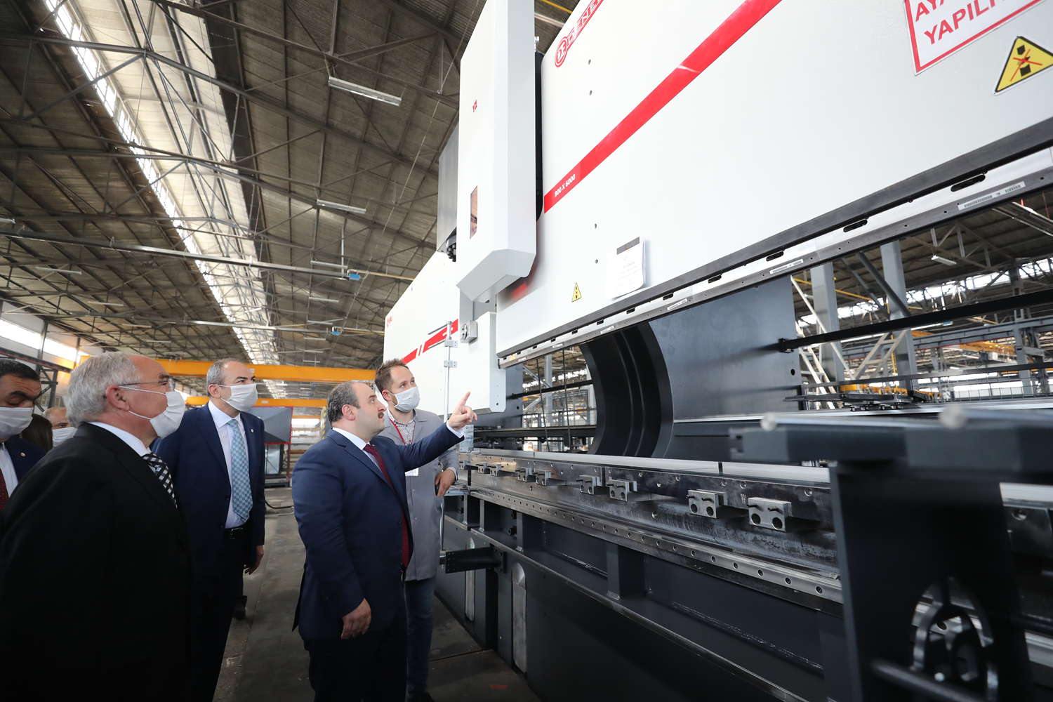 Bakan Varank, 5 k�tada 86 �lkeye ihracat yapan Dener Makina'y� ziyaret etti