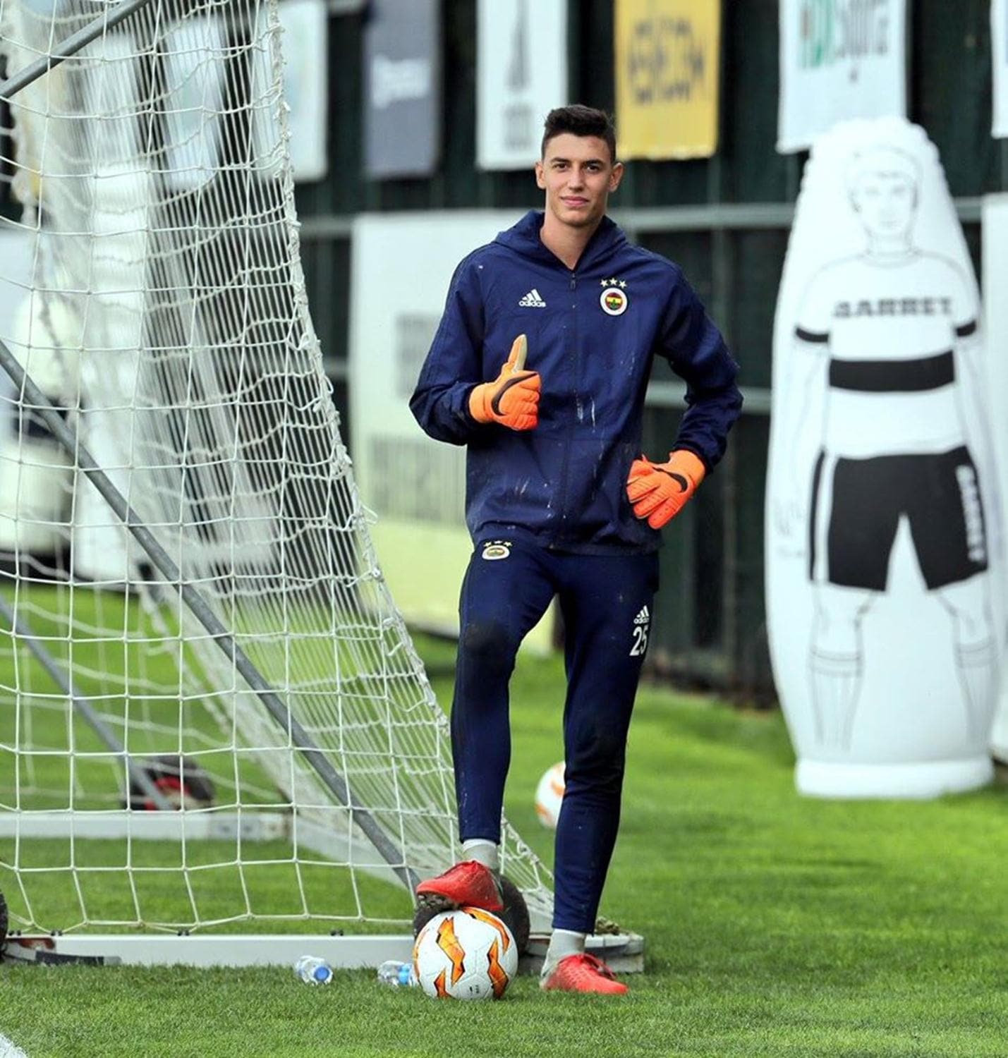 Fenerbah�e, Berke �zer'i 1 y�l daha kiralad�