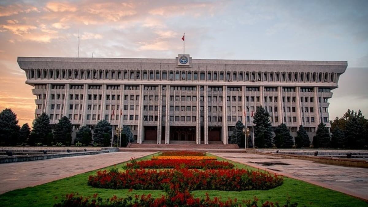 Krgzistan Cumhurbakanl Ofisi'nin 8 alannda Kovid-19 tespit edildi