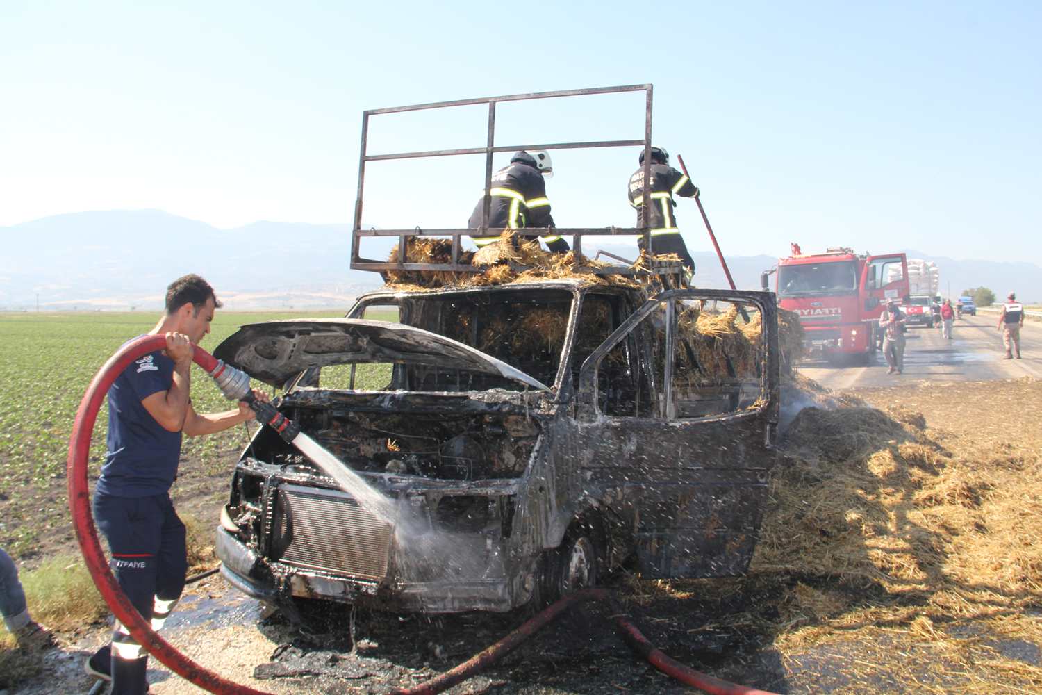 Saman y�kl� ara� seyir halindeyken alev ald�