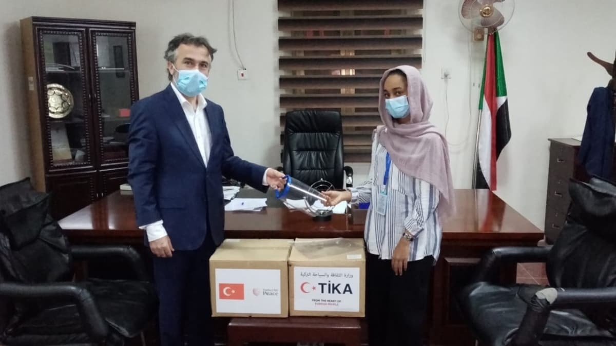 TKA'nn rettii siperlikli maskeler Sudan Salk Bakanlna teslim edildi 