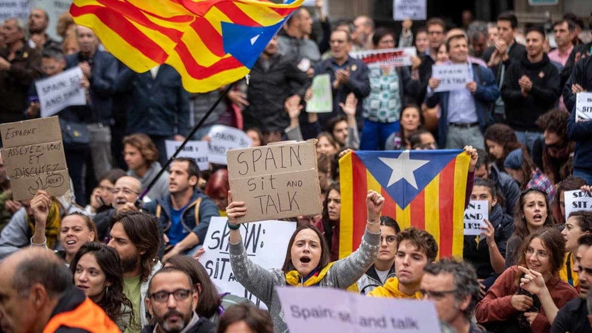spanyollar Kovid-19 sonras ''sosyal yaplanma'' talebiyle sokaklara dkld