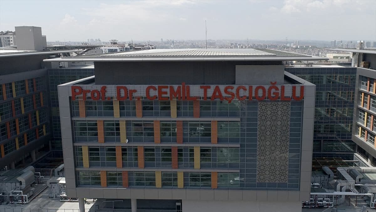 Dev sa�l�k merkezi Kovid-19'da lokomotif oldu