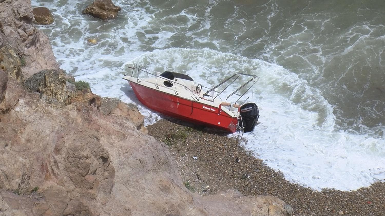Riva'da tekne kayal�klara �arpt�