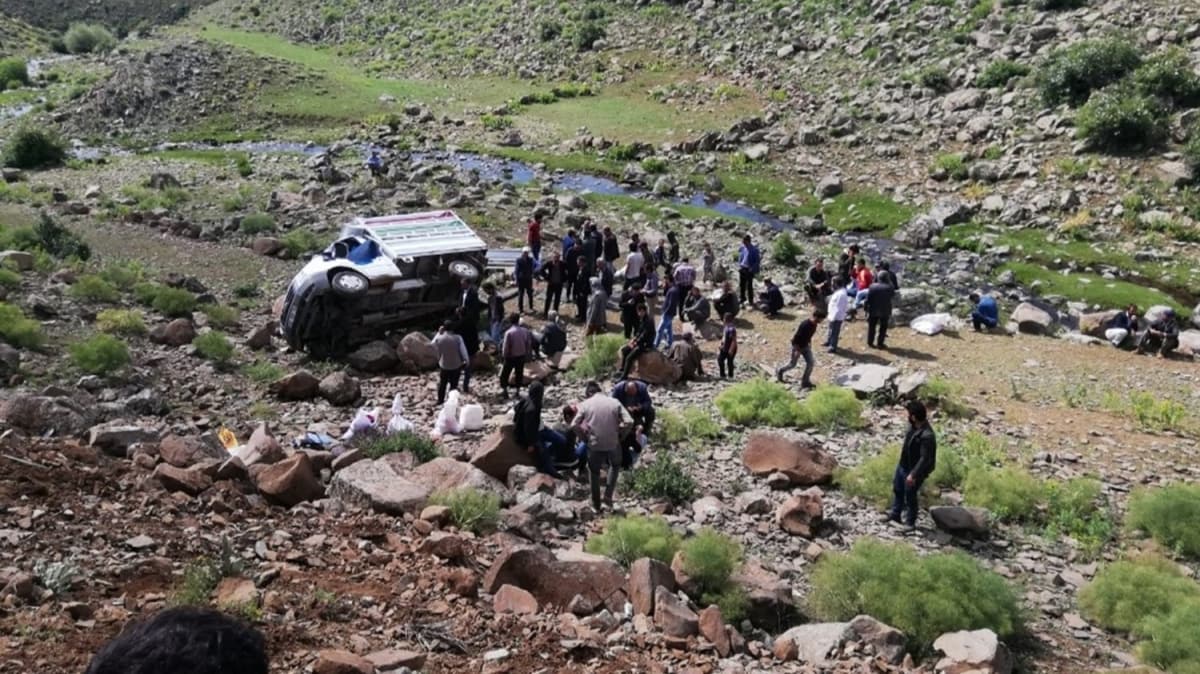 Erzurum'da kamyonetin arampole umas sonucu 17 kii yaraland
