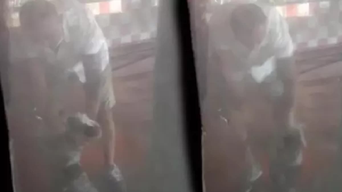 Oto y�kamac�da yavru k�pe�e i�kence! Sosyal medyada b�y�k tepki �ekti