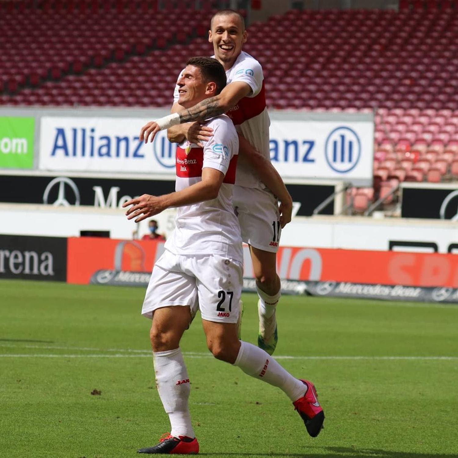 Mario Gomez futbola gol atarak veda etti