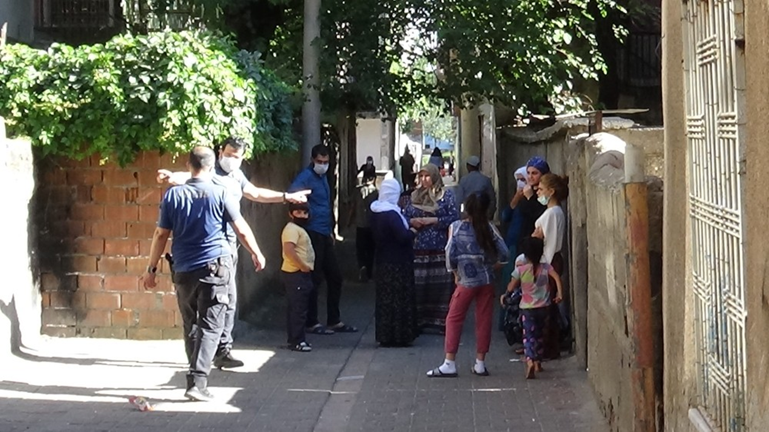 Ekmek almaya giden 15 yandaki ocuk kurunlarn arasnda kald