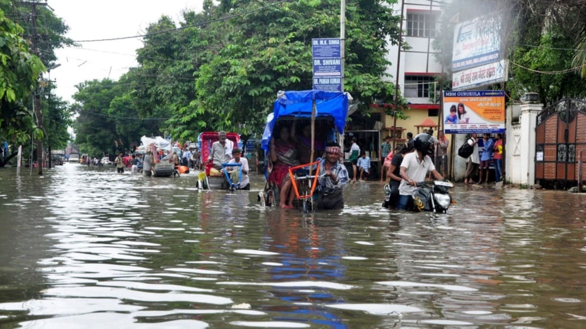Hindistan'da sel felaketinde 1 milyondan fazla kii evini terk etti