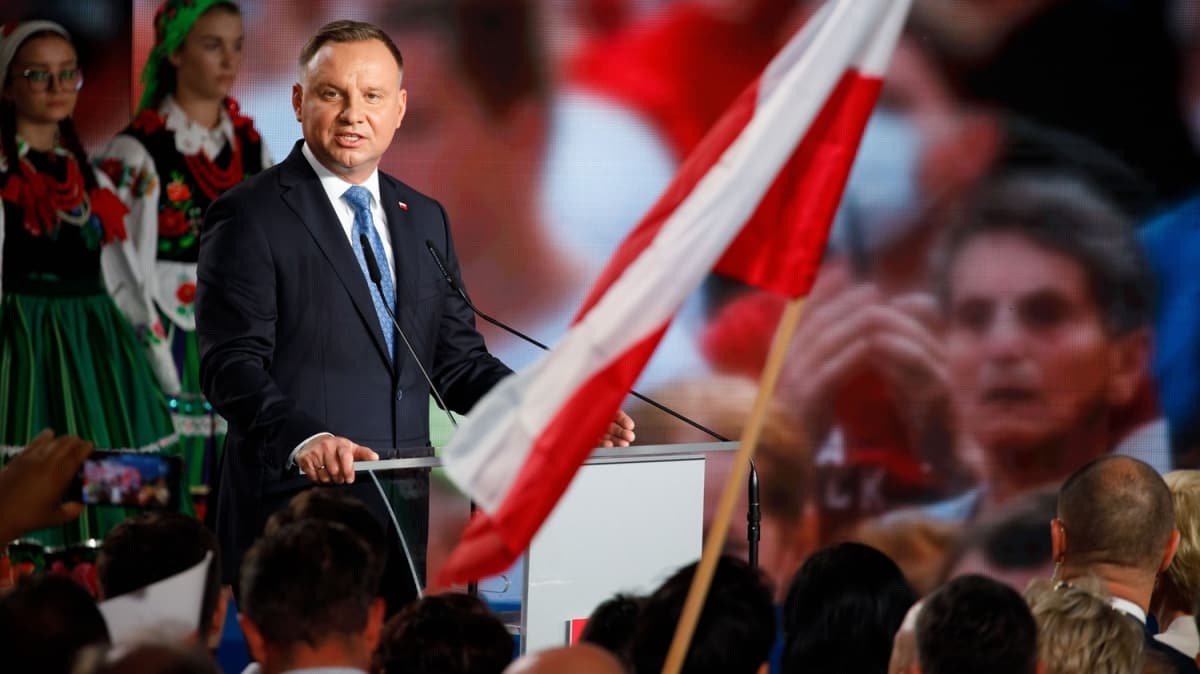 Polonya'da cumhurbakanl seiminin ilk turunu Andrzej Duda nde tamamlad 