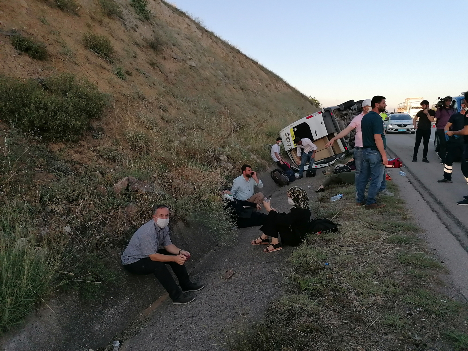 Tokat'ta yolcu minib�s� devrildi: 16 yaral�