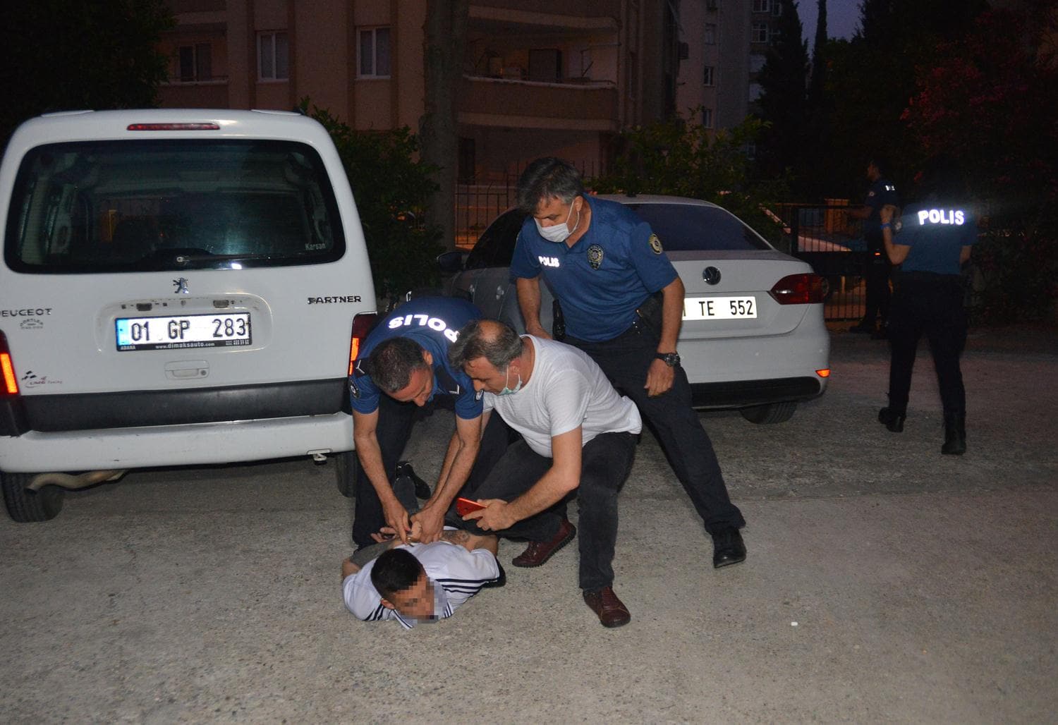 Adana'da '�ay bayat' kavgas�: 1 yaral�