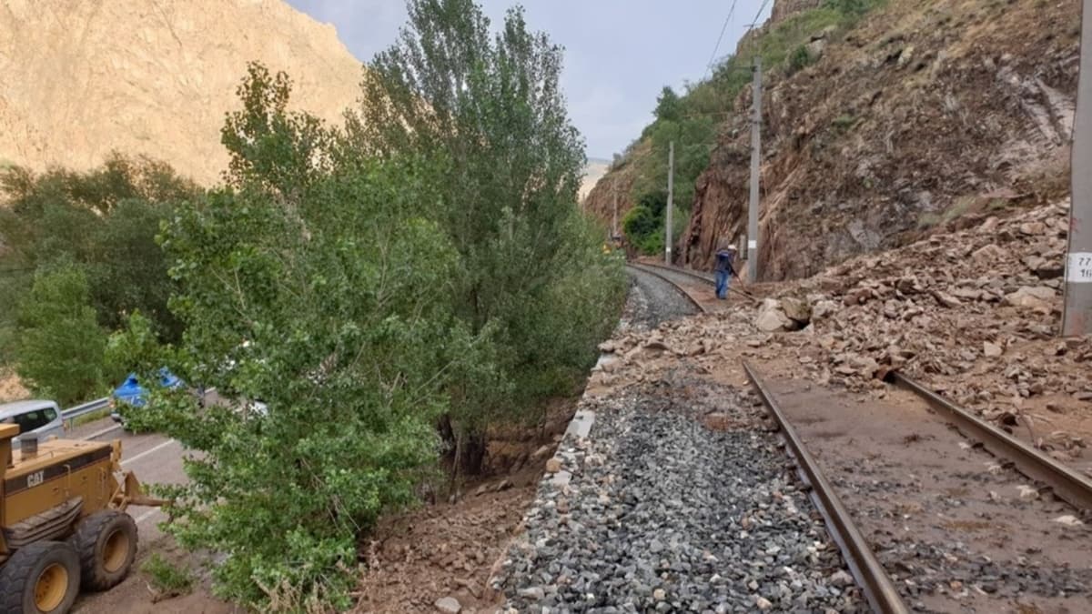 Kopan kaya paralar tren ve kara yolunu kapatt