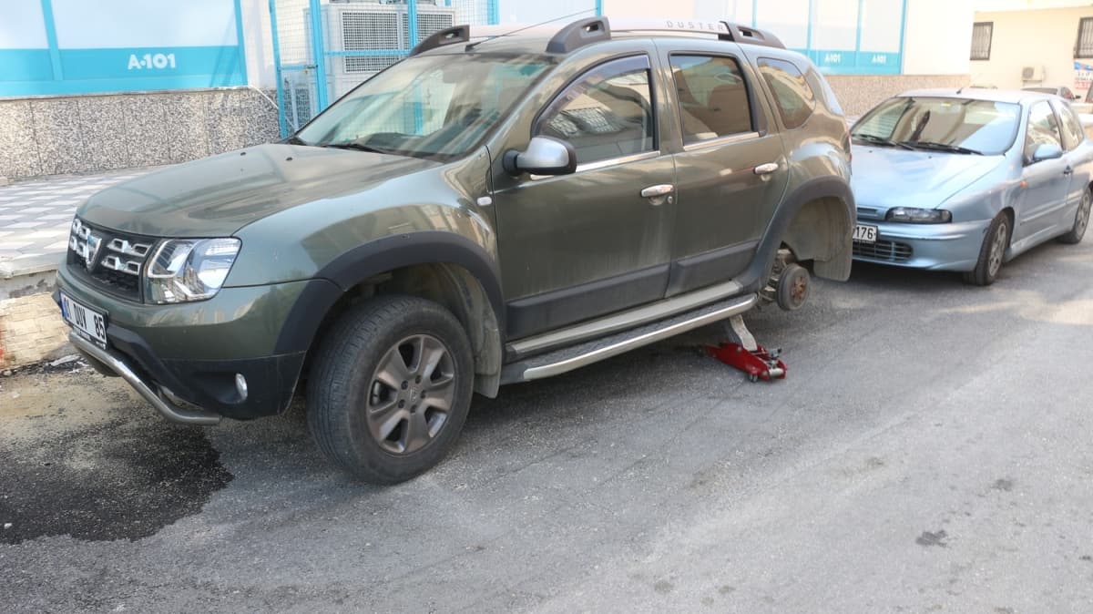 Adana'da park halindeki 13 otomobilin lastiini kesen 2 zanl yakaland 