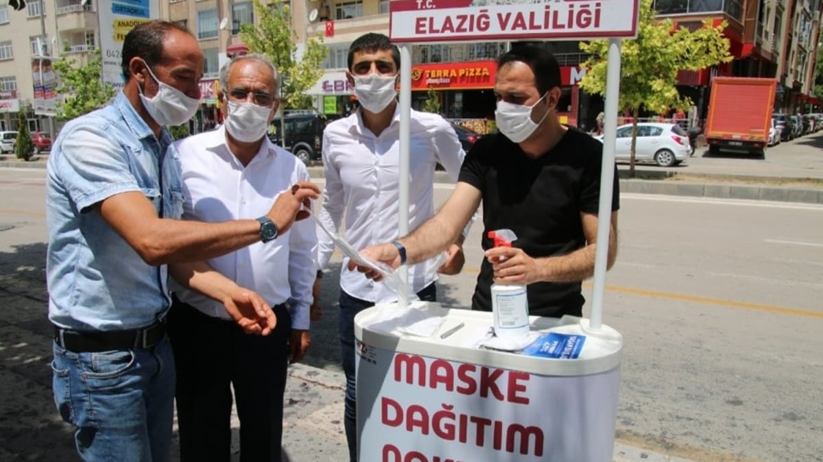 Elaz'da vatandaa maske hizmeti 