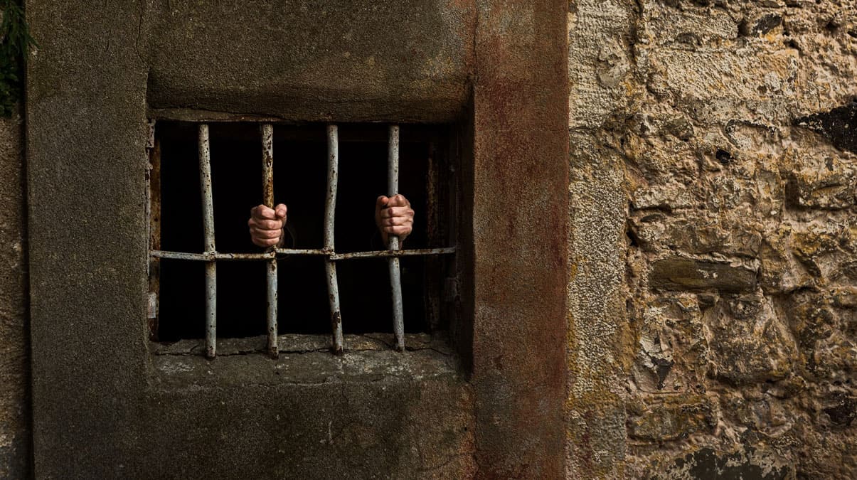 Hindistan'da g�zalt�nda i�kence g�rd�kleri ileri s�r�len baba-o�ulun �l�m�yle ilgili yarg� yolu a��ld�