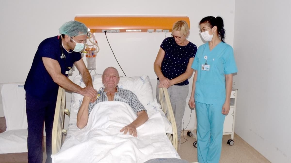 Hollandal emekli asker turist, Trk doktorunun ameliyatnn ardndan gzyalarn tutamad 