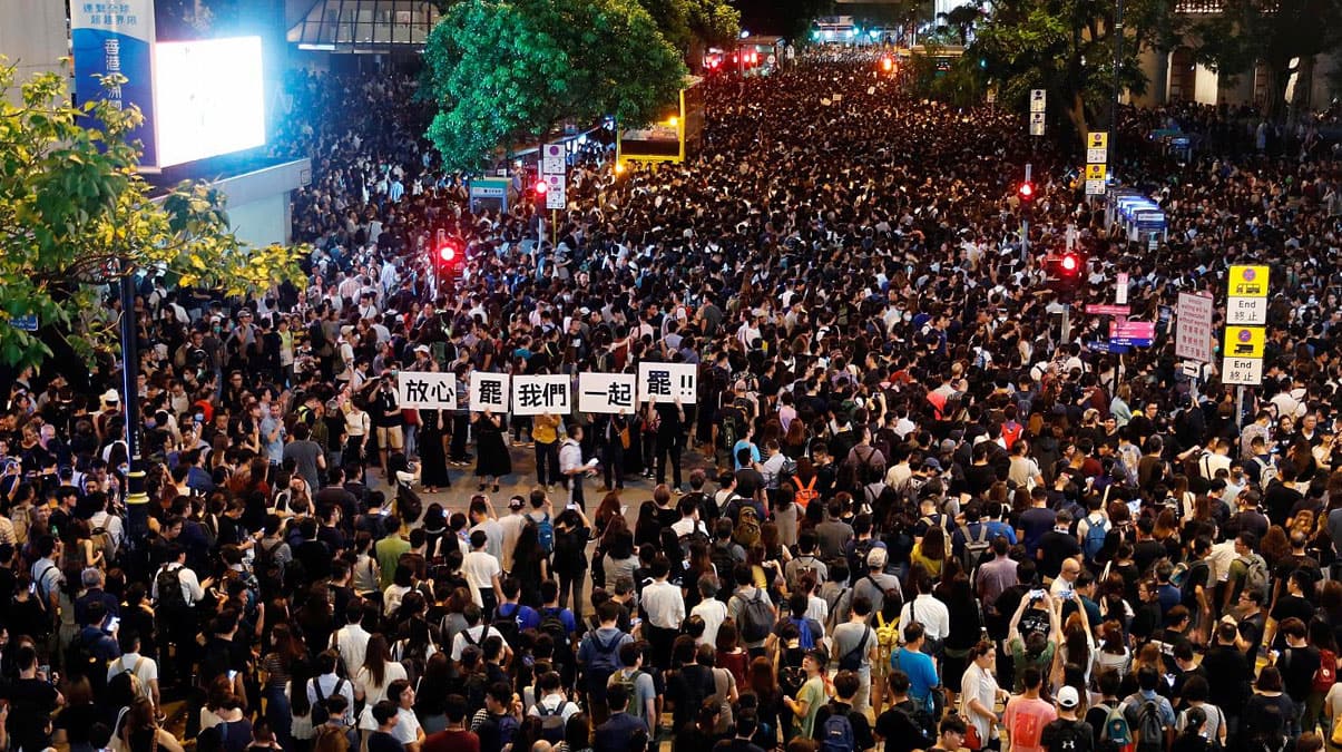 Hong Kong'da Ulusal G�venlik Yasas� protestolar�nda 300'den fazla g�zalt�