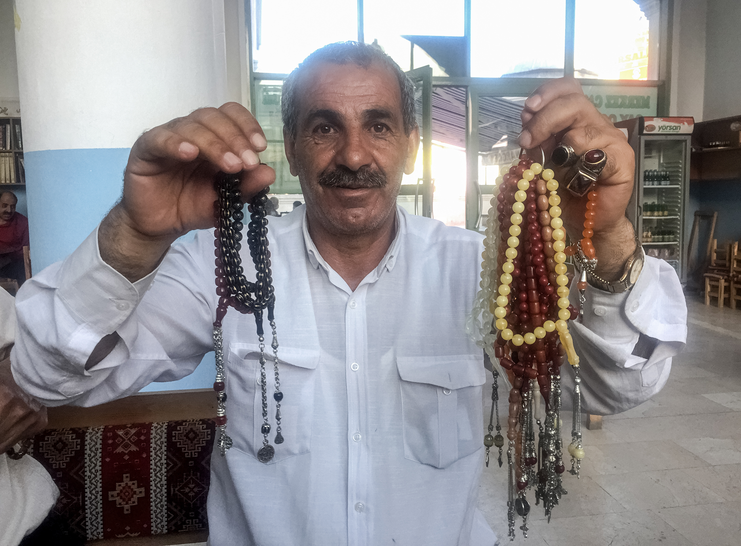 Kendisini doland�ran sat�c�ya k�zd�, kollar� s�vad�