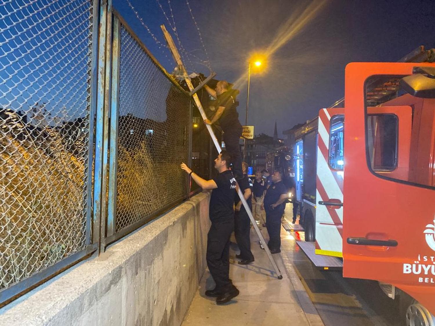 Maltepe'de asker konvoyunda at�lan havai fi�ek k��lada yang�n ��kard�