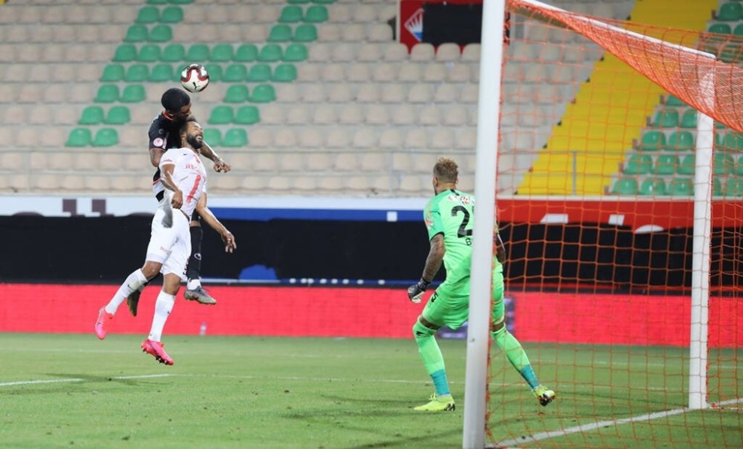 Alanyaspor kafa golleriyle 3 B�y�kler'i sollad�!
