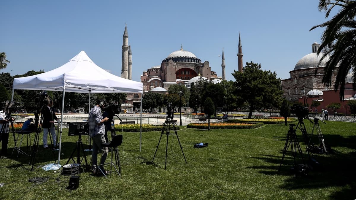 Dnyann gz Ayasofya'da! Yabanc basn Sultanahmet Meydan'na kamp kurdu