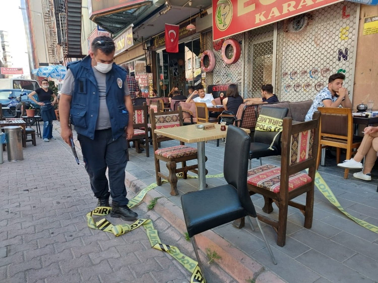 Kafede oturuyordu, serseri kurunun hedefi oldu