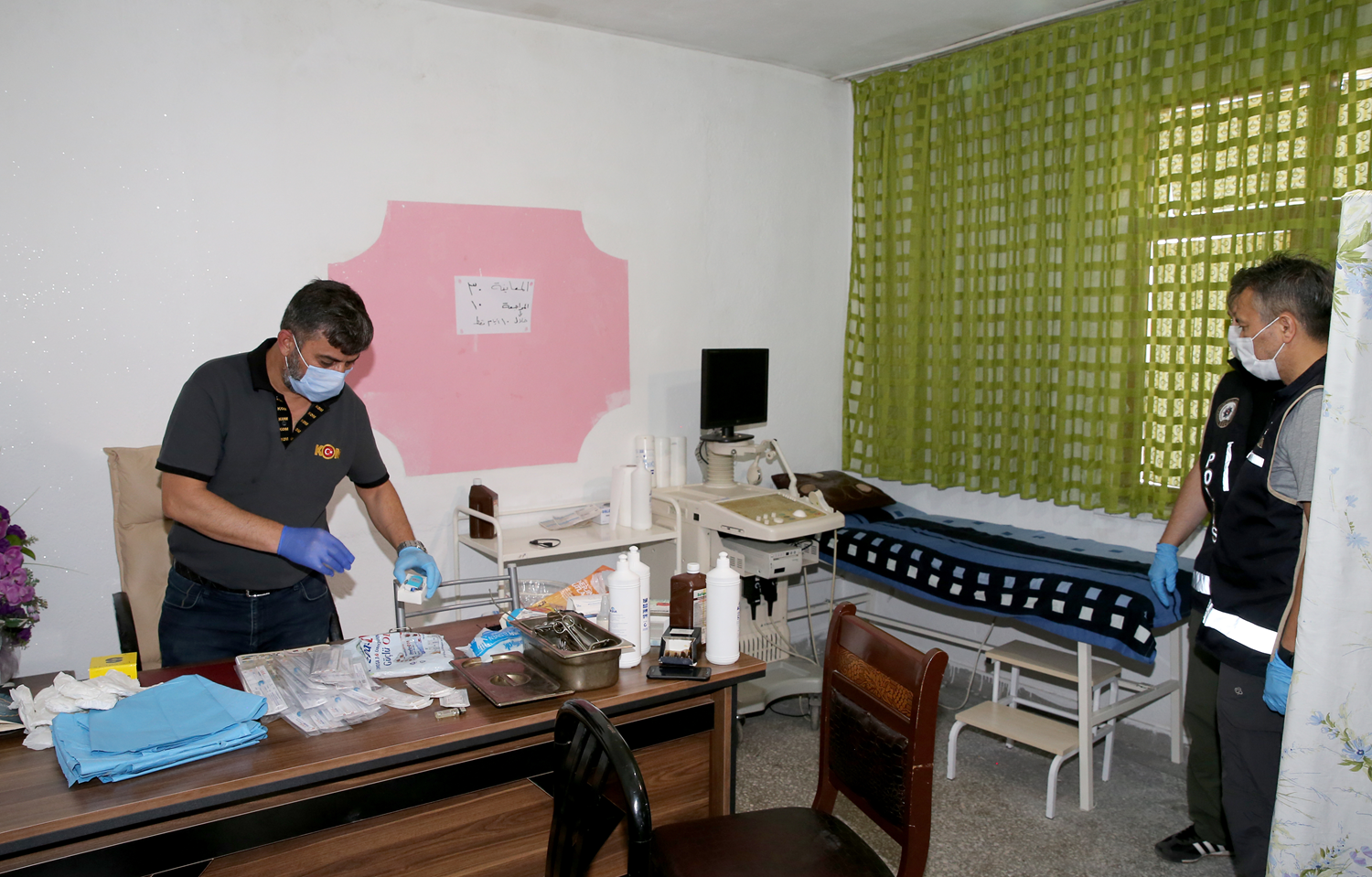 Merdiven alt� muayenehanelere e� zamanl� bask�n yap�ld�!