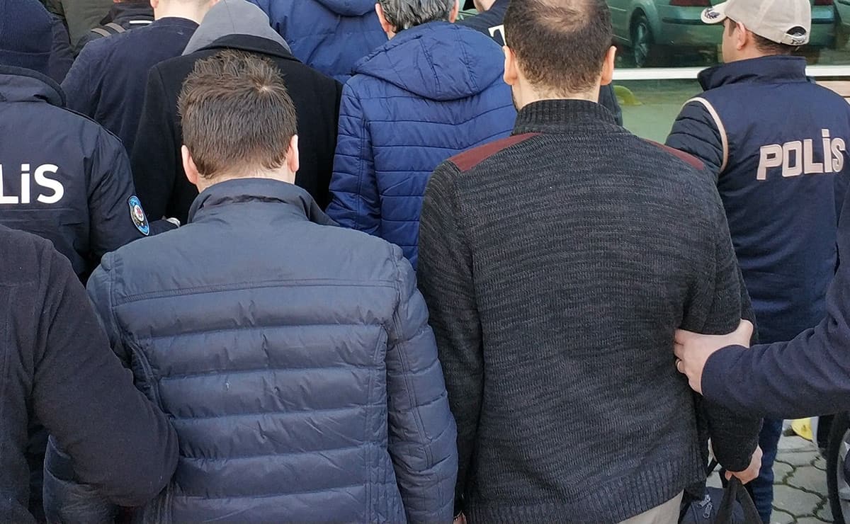 Bakan Albayrak ve ailesine y�nelik hakaret i�erikli yorum yapan zanl� tutukland�